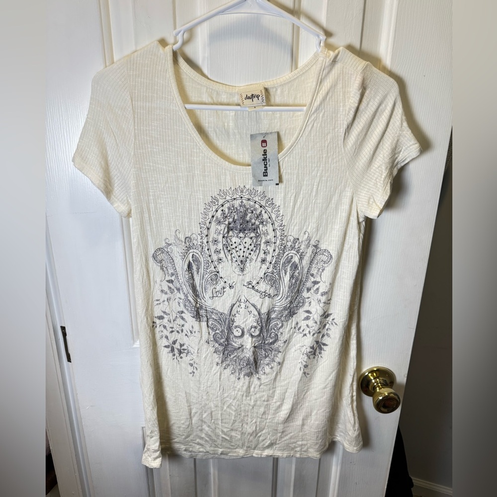 Daytrip by buckle Cream Fringe Short Sleeve Top with sparkle front